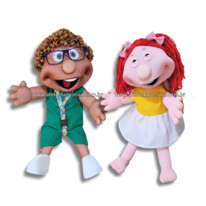 Menino autista e menina Síndrome Down